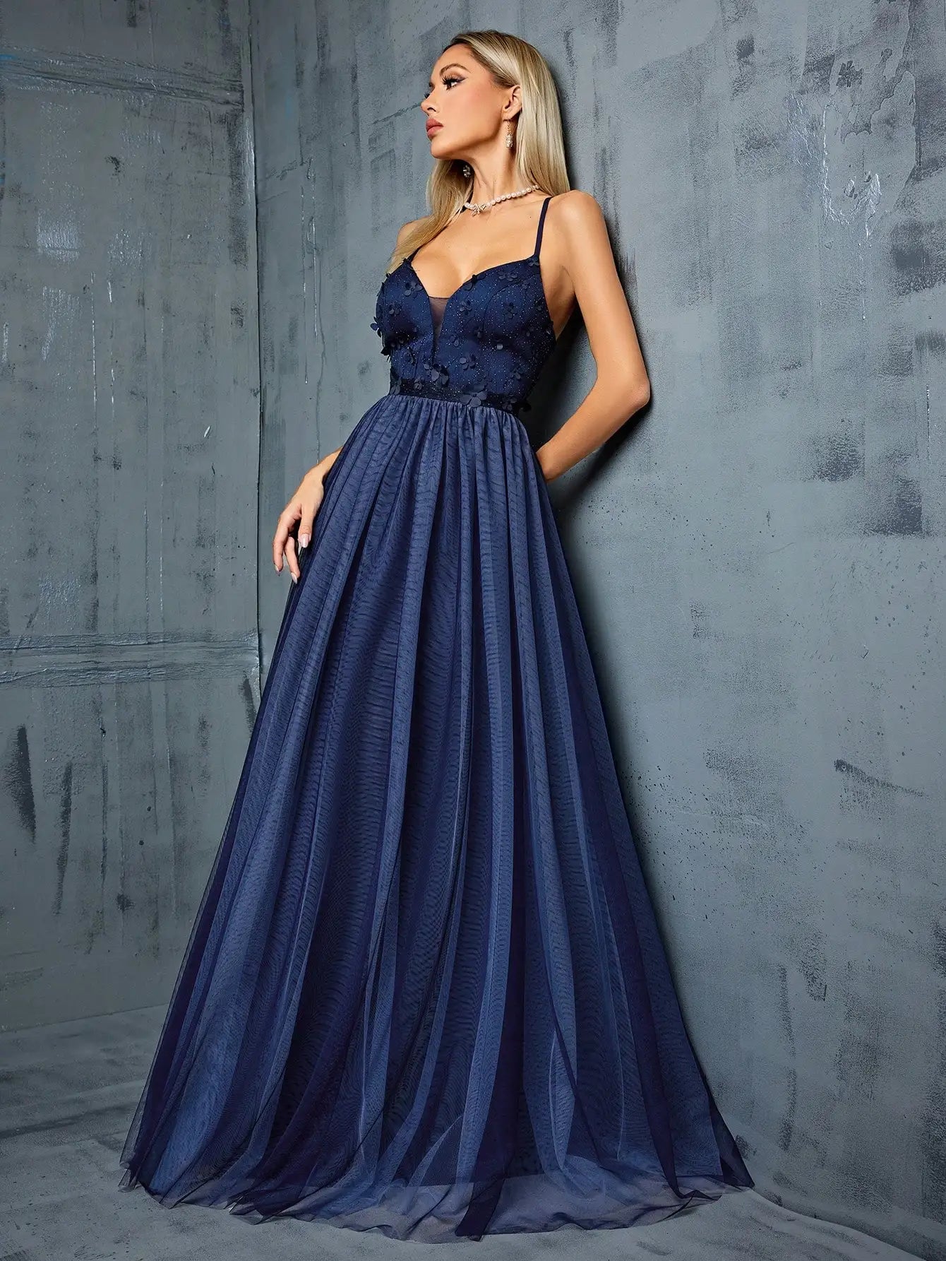 Vestido longo decote em V sexy alça traseira tridimensional bordado floral patchwork malha cor contraste saia longa