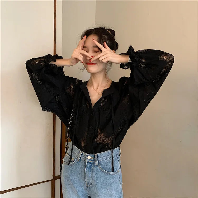 2025 Blusas de renda de manga comprida para mulheres Camisas soltas de outono com decote em V Bordado pesado Ver através de tops vintage