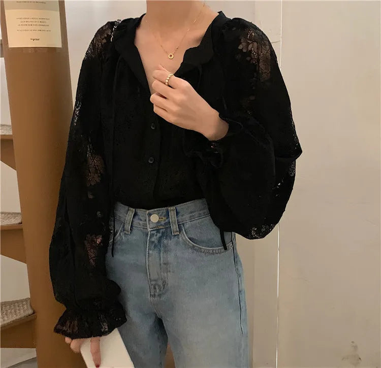 2025 Blusas de renda de manga comprida para mulheres Camisas soltas de outono com decote em V Bordado pesado Ver através de tops vintage