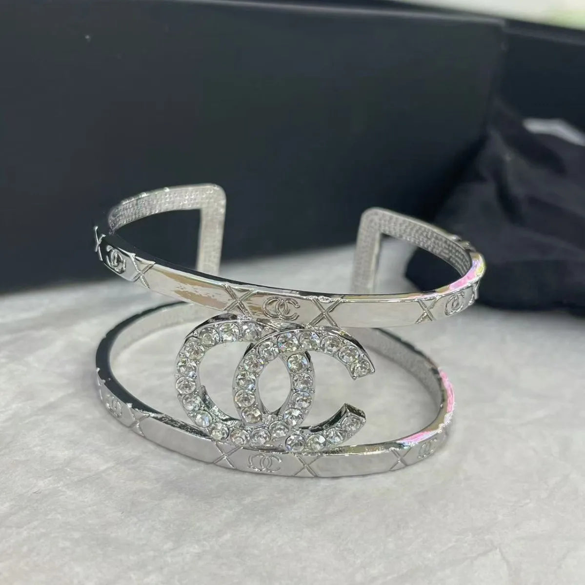 Pulseira Feminina Dourada Vazadacom Esmalte Colorido – Estilo Luxo Elegante