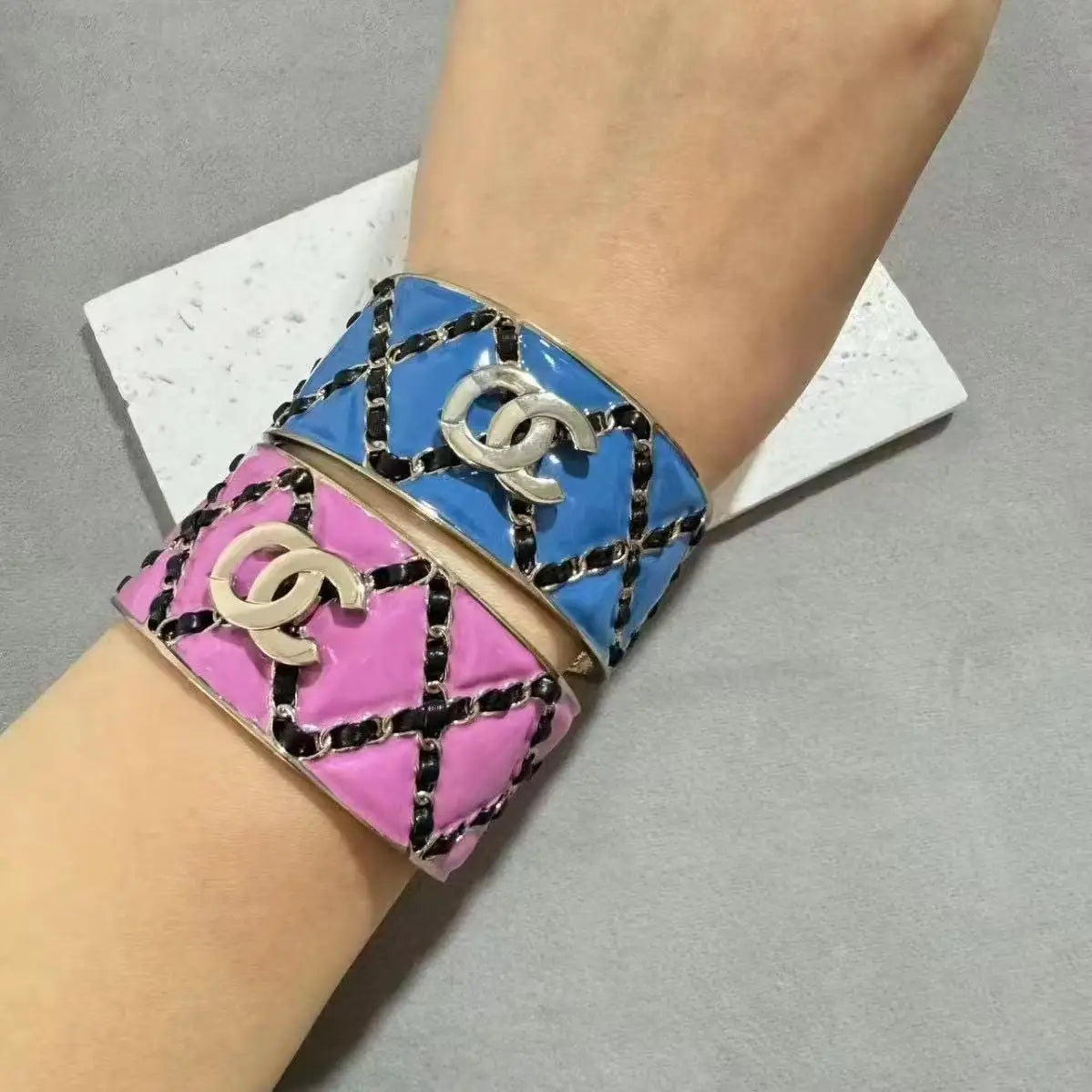 Pulseira Feminina Dourada Vazadacom Esmalte Colorido – Estilo Luxo Elegante