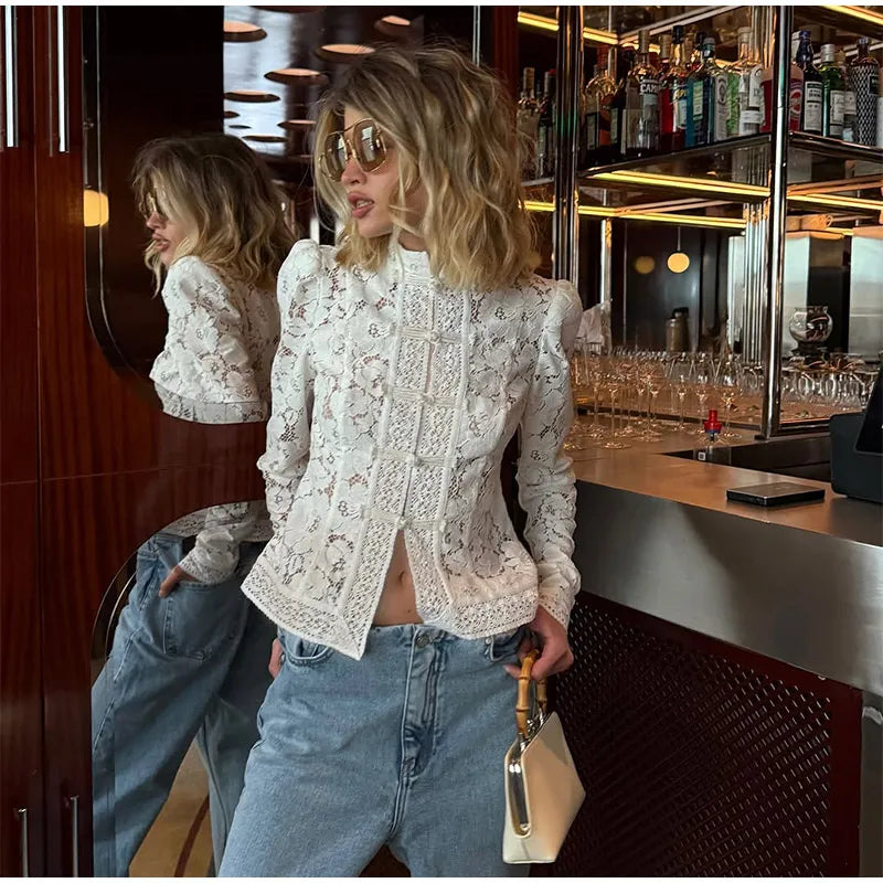 Camisa Feminina com Renda e Estampa Floral – Vintage