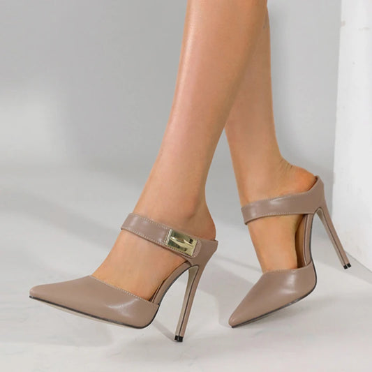 Sandálias de salto alto pretas com bico fino e tira decorativa de metal da Liyke Fashion Design.