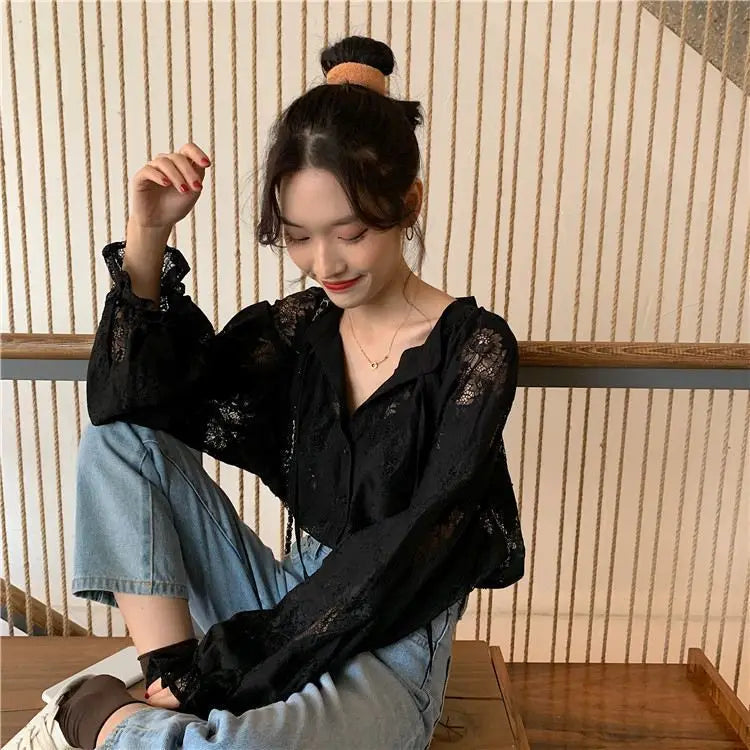2025 Blusas de renda de manga comprida para mulheres Camisas soltas de outono com decote em V Bordado pesado Ver através de tops vintage