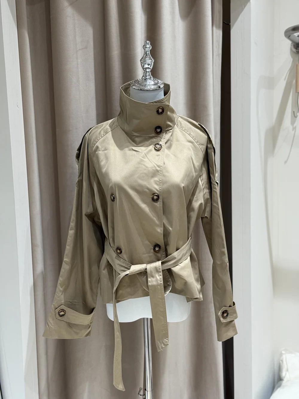 Jaqueta Trench Curta  com Cinto, Abotoamento Duplo e Gola Alta – Estilo Casual, Vintage e Chic