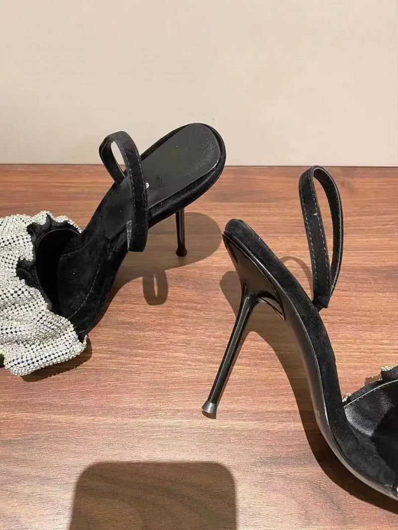 Sandálias femininas de luxo com imitação de diamante, saltos elegantes e pontudos, sandálias gladiadoras com tira traseira, sapatos de baile de verão