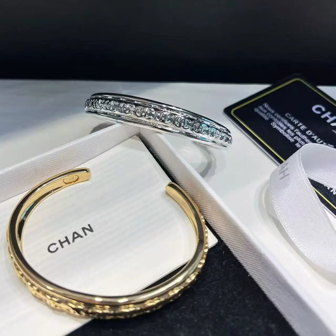 Pulseira Feminina Dourada Vazadacom Esmalte Colorido – Estilo Luxo Elegante