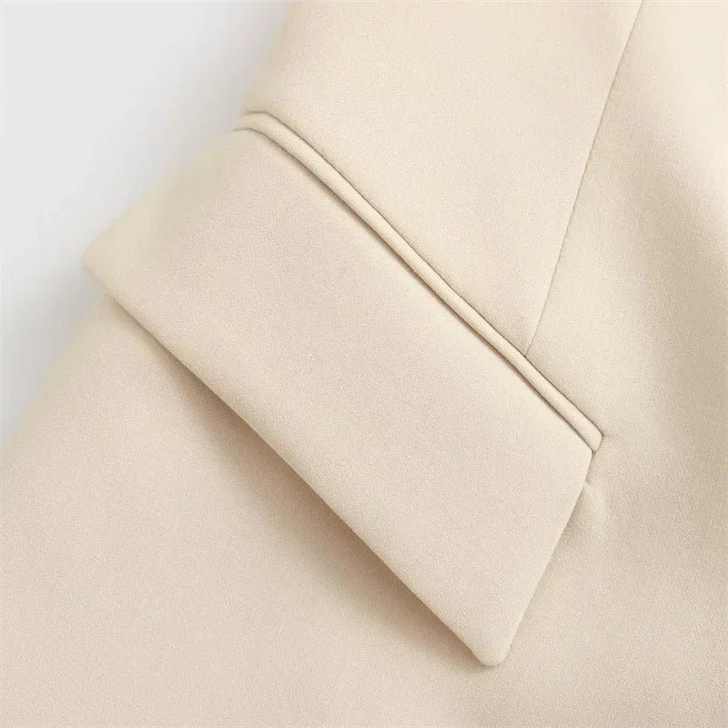 Sutiã elegante e moderno, sem alças, com abotoamento simples e cintura ajustada,  poliéster