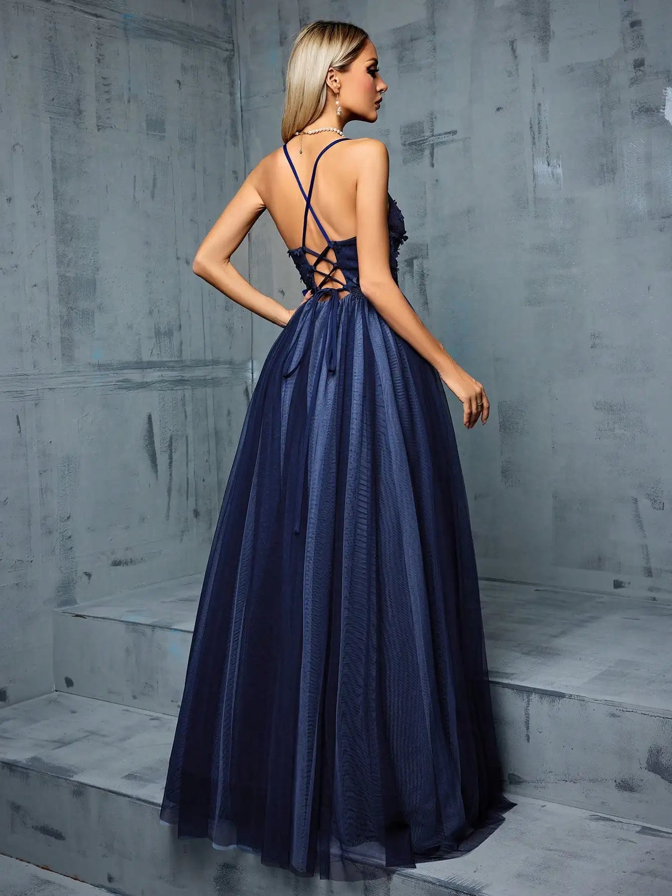 Vestido longo decote em V sexy alça traseira tridimensional bordado floral patchwork malha cor contraste saia longa