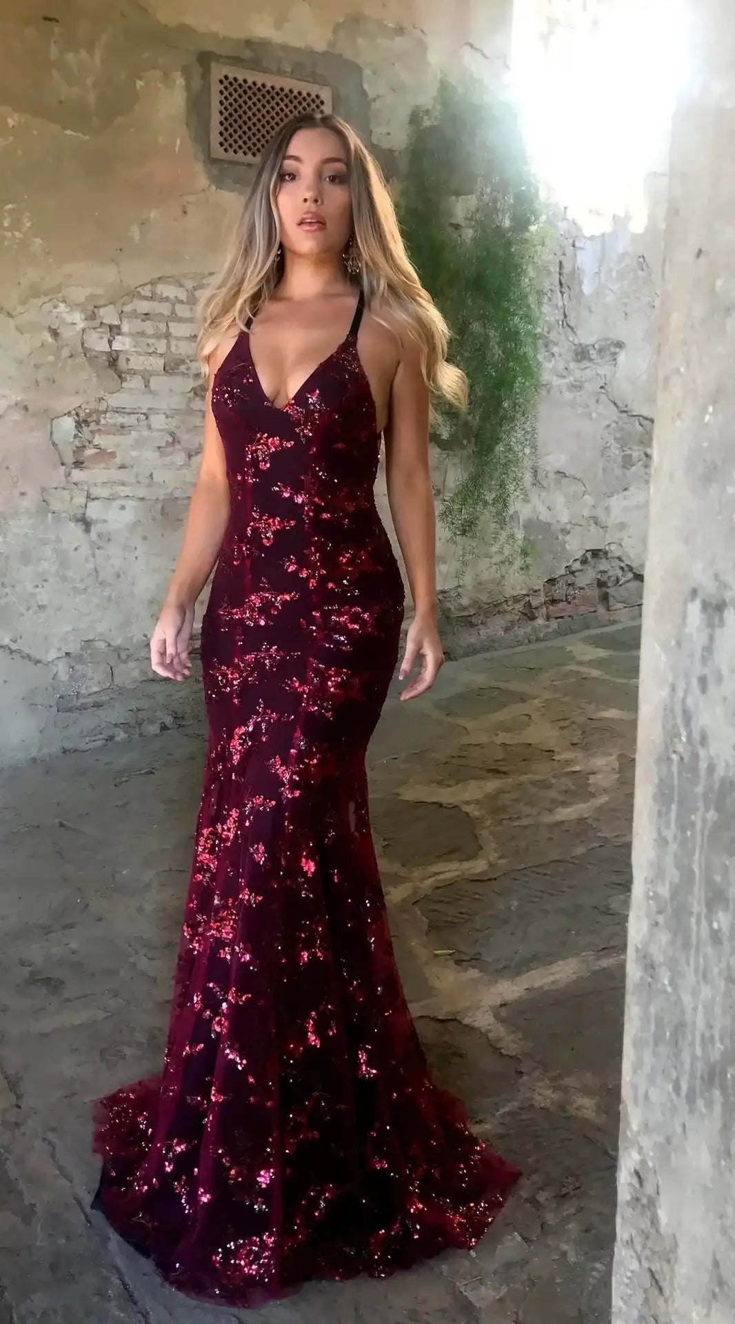 Vestido longo sem alças, com decote em V, costas abertas e lantejoulas, estilo europeu-americano, ideal para todas as estações.