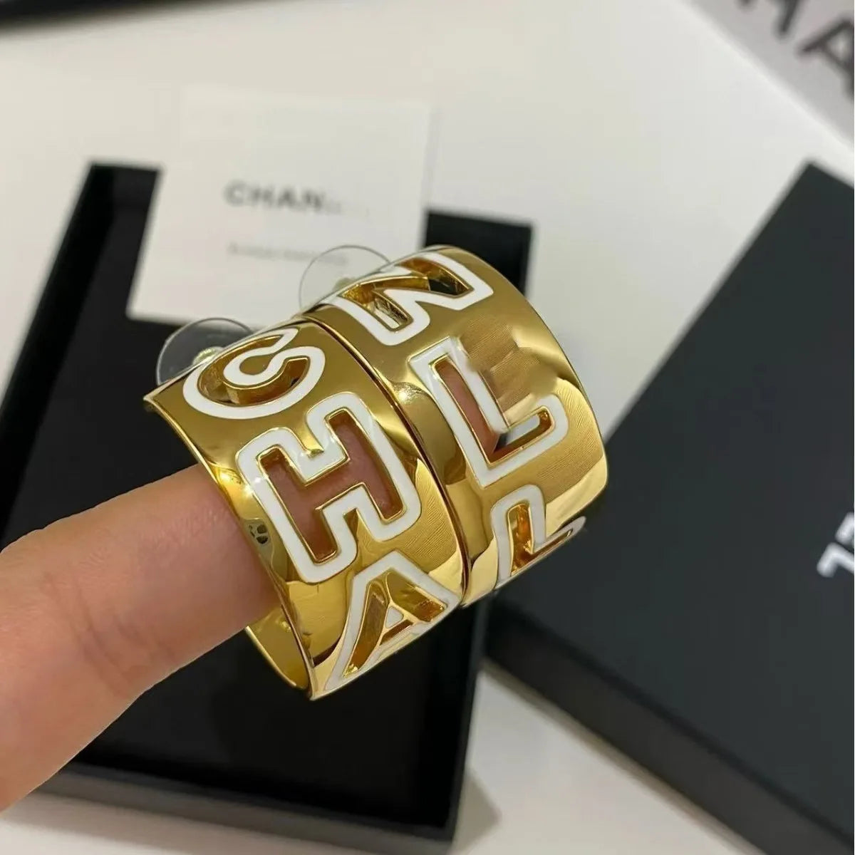 Pulseira Feminina Dourada Vazadacom Esmalte Colorido – Estilo Luxo Elegante