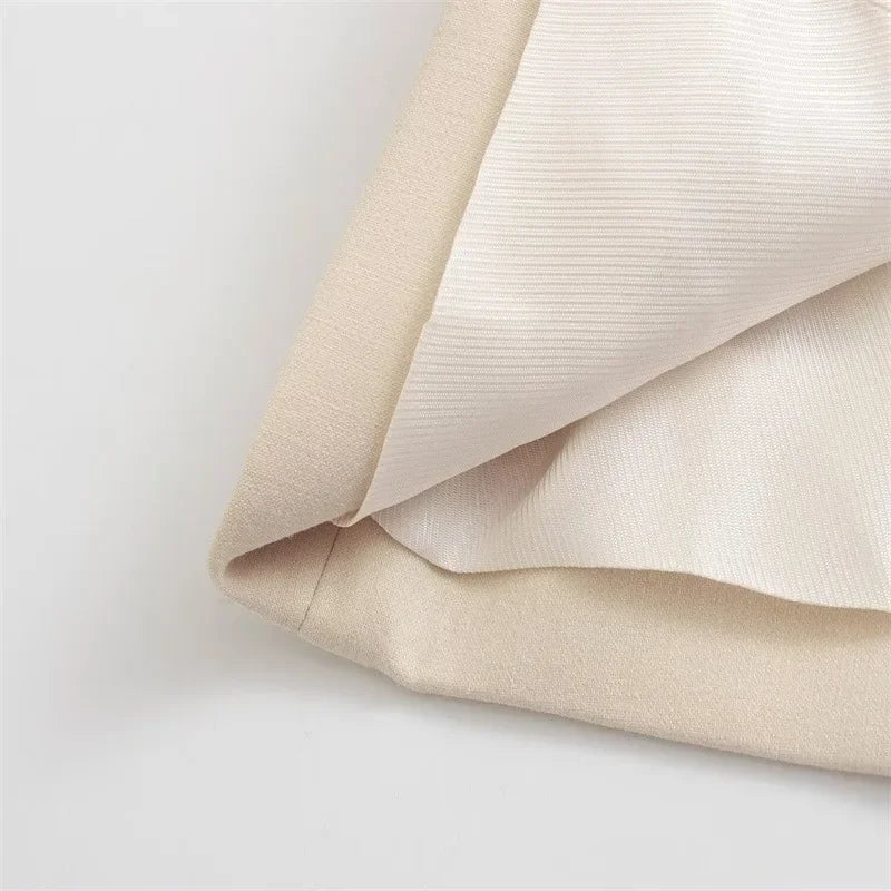 Sutiã elegante e moderno, sem alças, com abotoamento simples e cintura ajustada,  poliéster