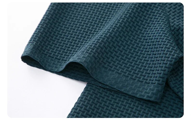 Nova camiseta polo masculina de manga curta com decote em V e manga curta, de seda gelada, respirável, da moda empresarial, roupas de marca masculina