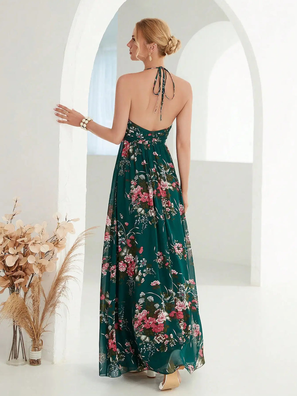 Vestido flores delicadas em v profundo com alças, halter split