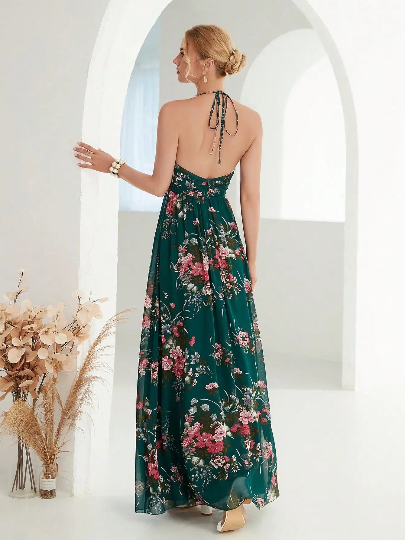 Vestido flores delicadas em v profundo com alças, halter split