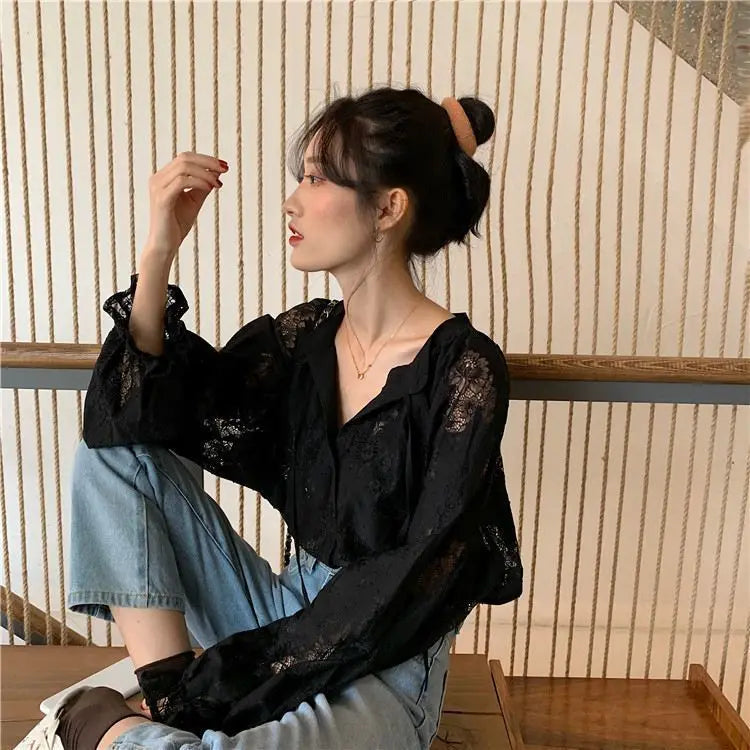 2025 Blusas de renda de manga comprida para mulheres Camisas soltas de outono com decote em V Bordado pesado Ver através de tops vintage