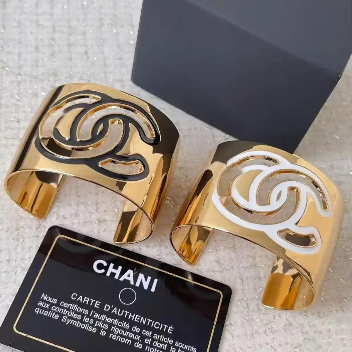 Pulseira estreita vazada com esmalte dourado, brincos coloridos e modernos, estilo clássico e visual luxuoso. Joias leves em liga metálica.