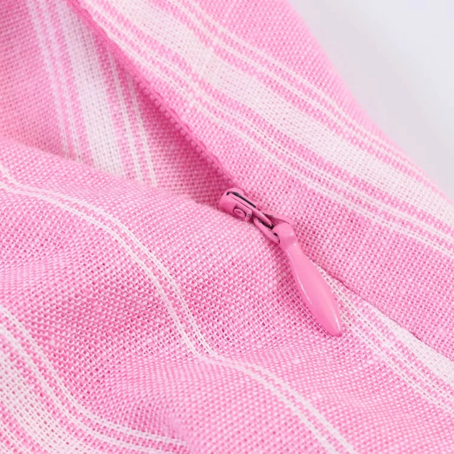 Conjunto social (2 Peças): Camisa Listrada Rosa Oversized de Manga Longa e Saia Midi Plissada com Recorte e Zíper