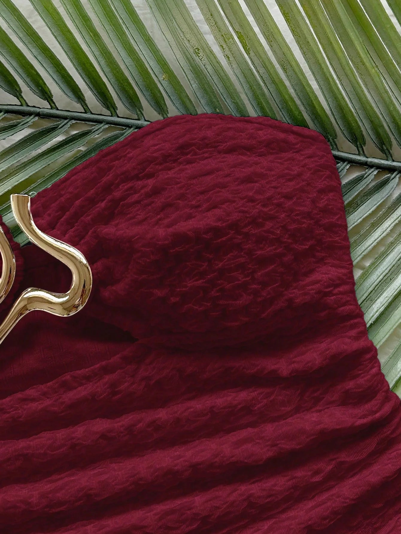 Vacation-style cute, pure yet sexy, solid wine-red strapless top