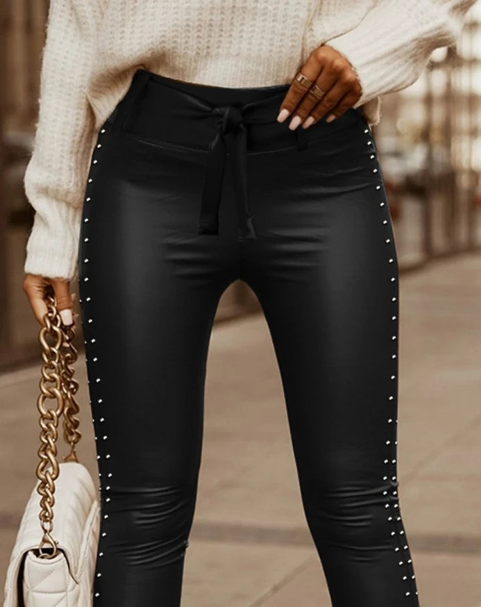 Calça skinny de couro sintético com detalhes cravejados e amarradas para mulheres da moda Cool Girl On The High Street