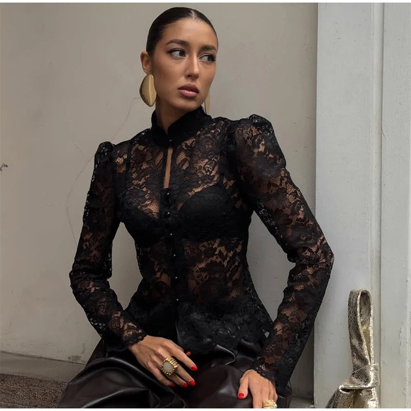 Camisa Feminina com Renda e Estampa Floral – Vintage