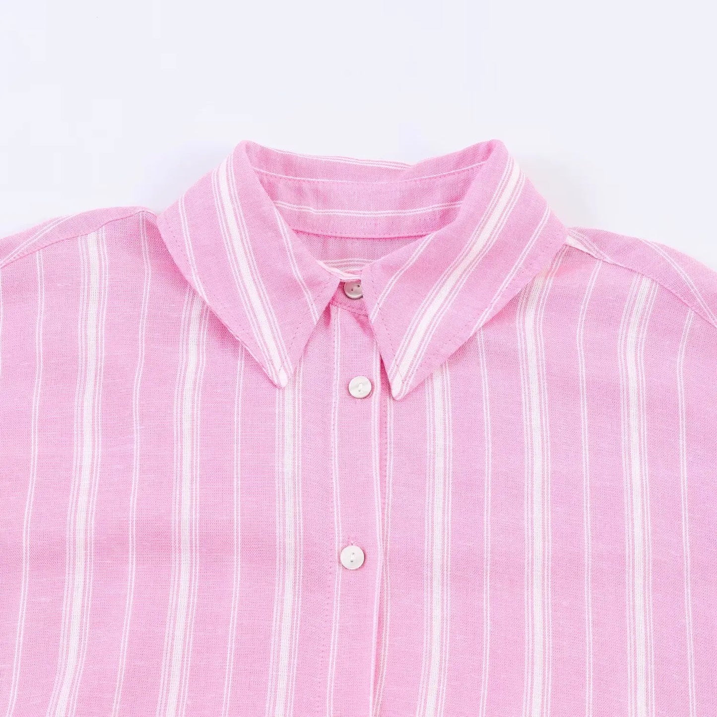 Conjunto social (2 Peças): Camisa Listrada Rosa Oversized de Manga Longa e Saia Midi Plissada com Recorte e Zíper