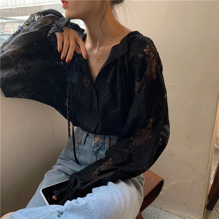 2025 Blusas de renda de manga comprida para mulheres Camisas soltas de outono com decote em V Bordado pesado Ver através de tops vintage
