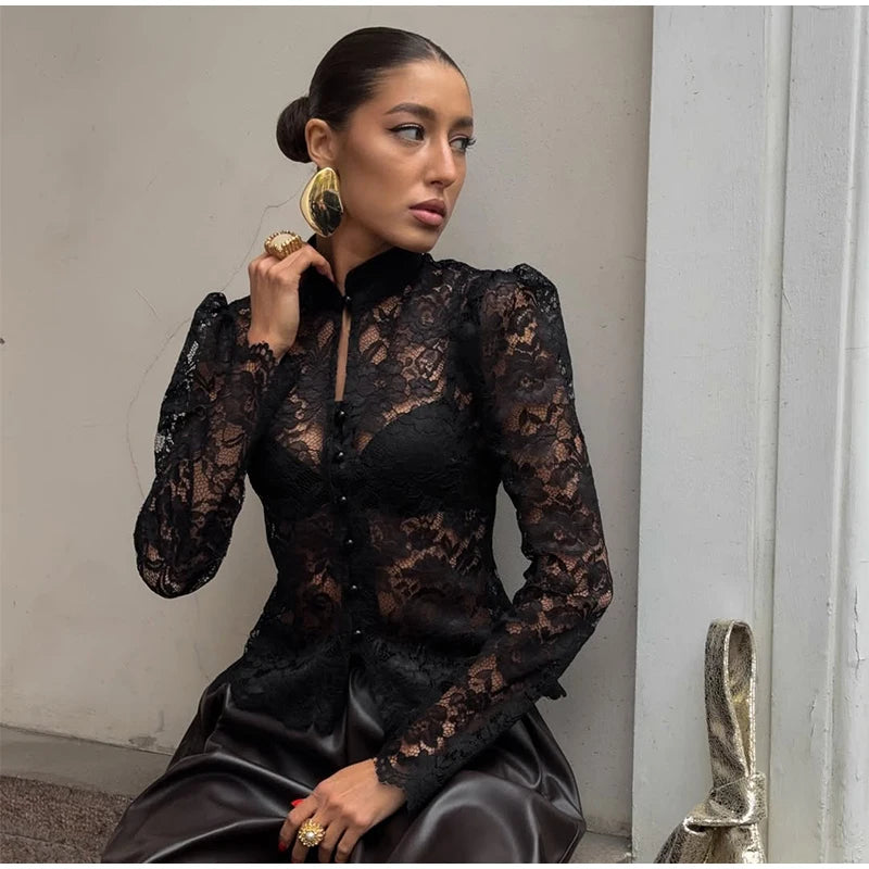 Camisa Feminina com Renda e Estampa Floral – Vintage