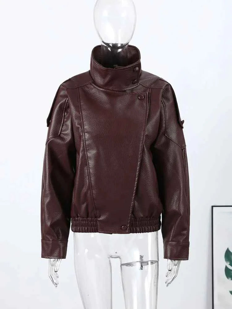 Jaqueta Couro  Marrom e Preta, Manga Longa, Gola Alta, Modelagem Ampla e Encorpada – Estilo Motoqueiro/Streetwear