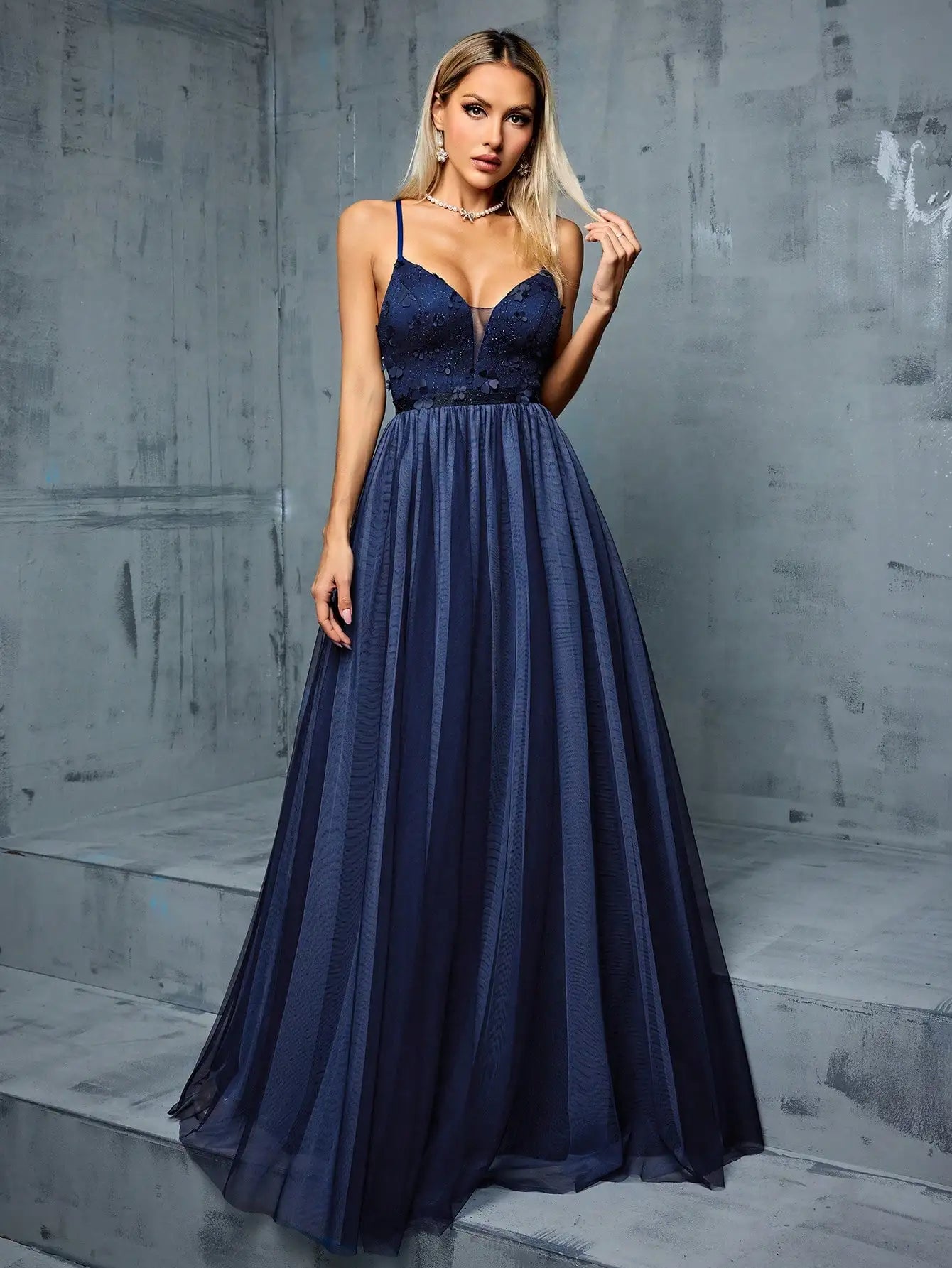 Vestido longo decote em V sexy alça traseira tridimensional bordado floral patchwork malha cor contraste saia longa