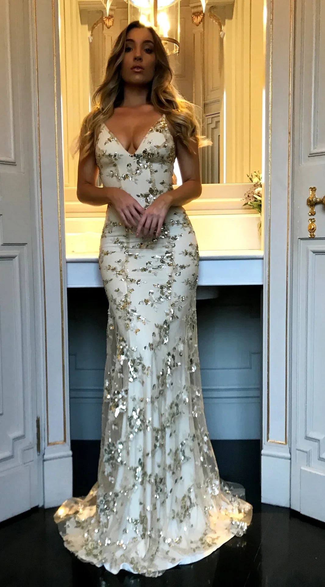 Vestido Longo de Festa com Lantejoulas e Costas Abertas – Decote V Elegante