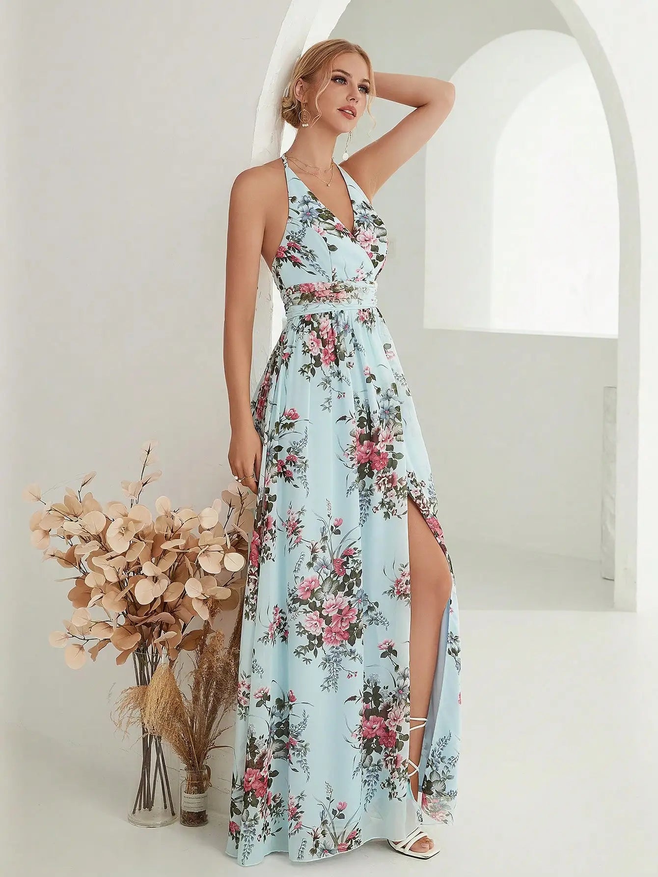 Vestido flores delicadas em v profundo com alças, halter split