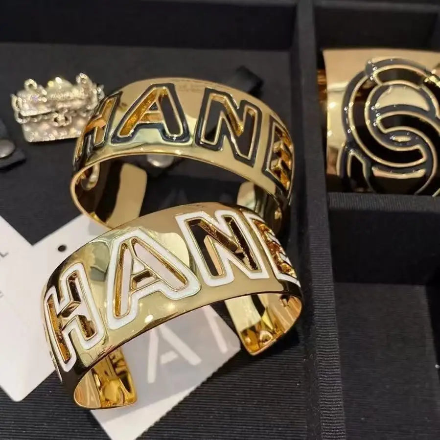 Pulseira Feminina Dourada Vazadacom Esmalte Colorido – Estilo Luxo Elegante