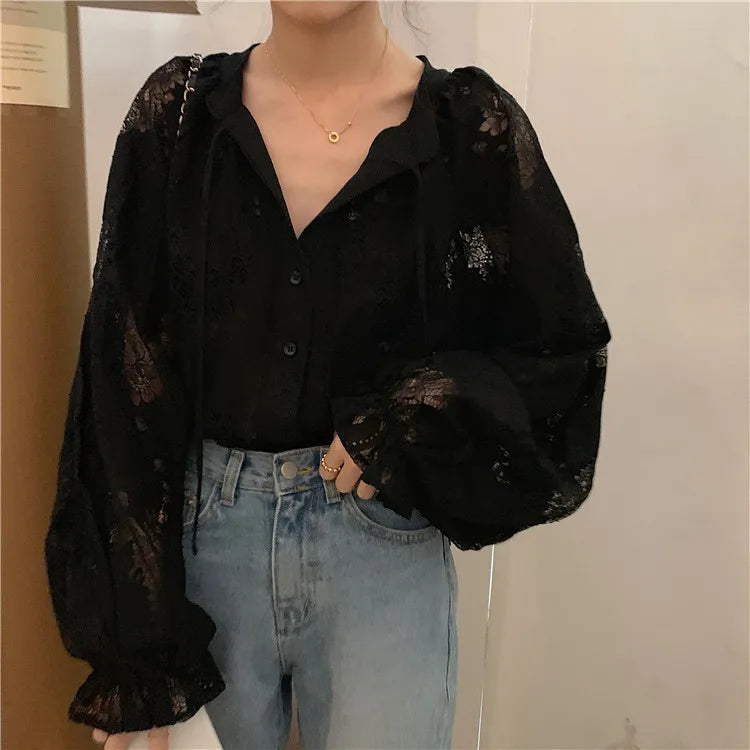 2025 Blusas de renda de manga comprida para mulheres Camisas soltas de outono com decote em V Bordado pesado Ver através de tops vintage