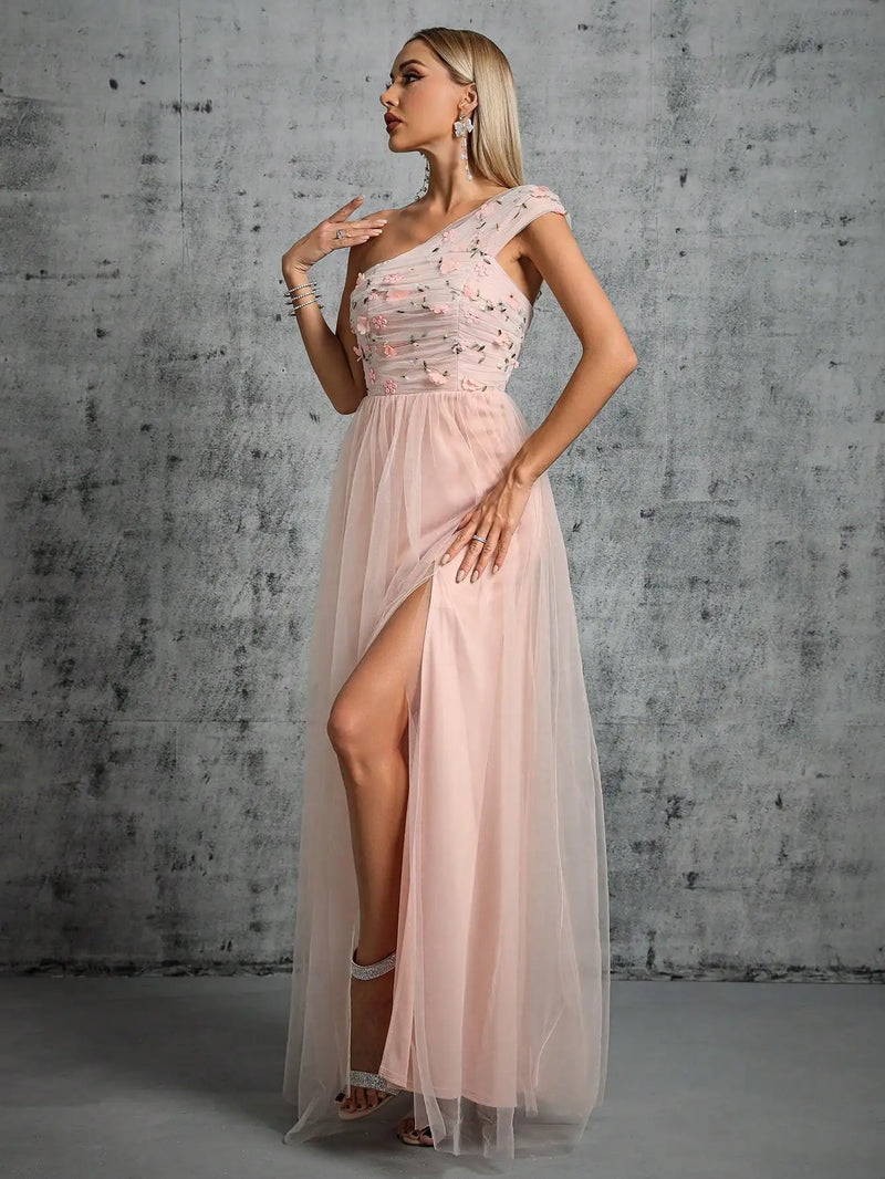 Vestido um ombro plissado bordado fenda Um conjunto de gaze vestido de baile de noite Vestido de festa Vestido de dama de honra