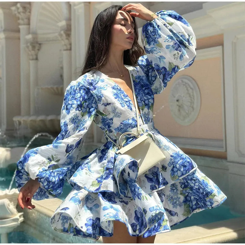 Vestidos curtos femininos com estampa tie-dye e decote em V profundo, manga flare, estampa slim, várias pregas,