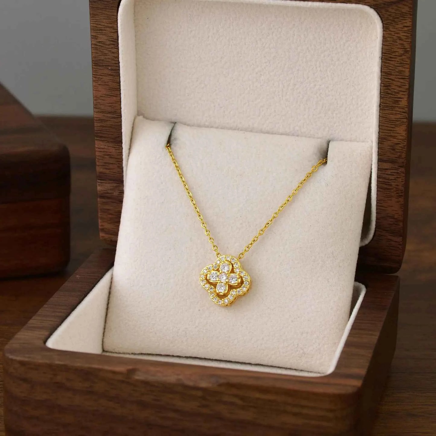 Classic Titanium Steel Lucky Clover Flower Pendant Necklace for Women Exquisite Luxury Fashion Clavicle Chain Necklace Jewelry