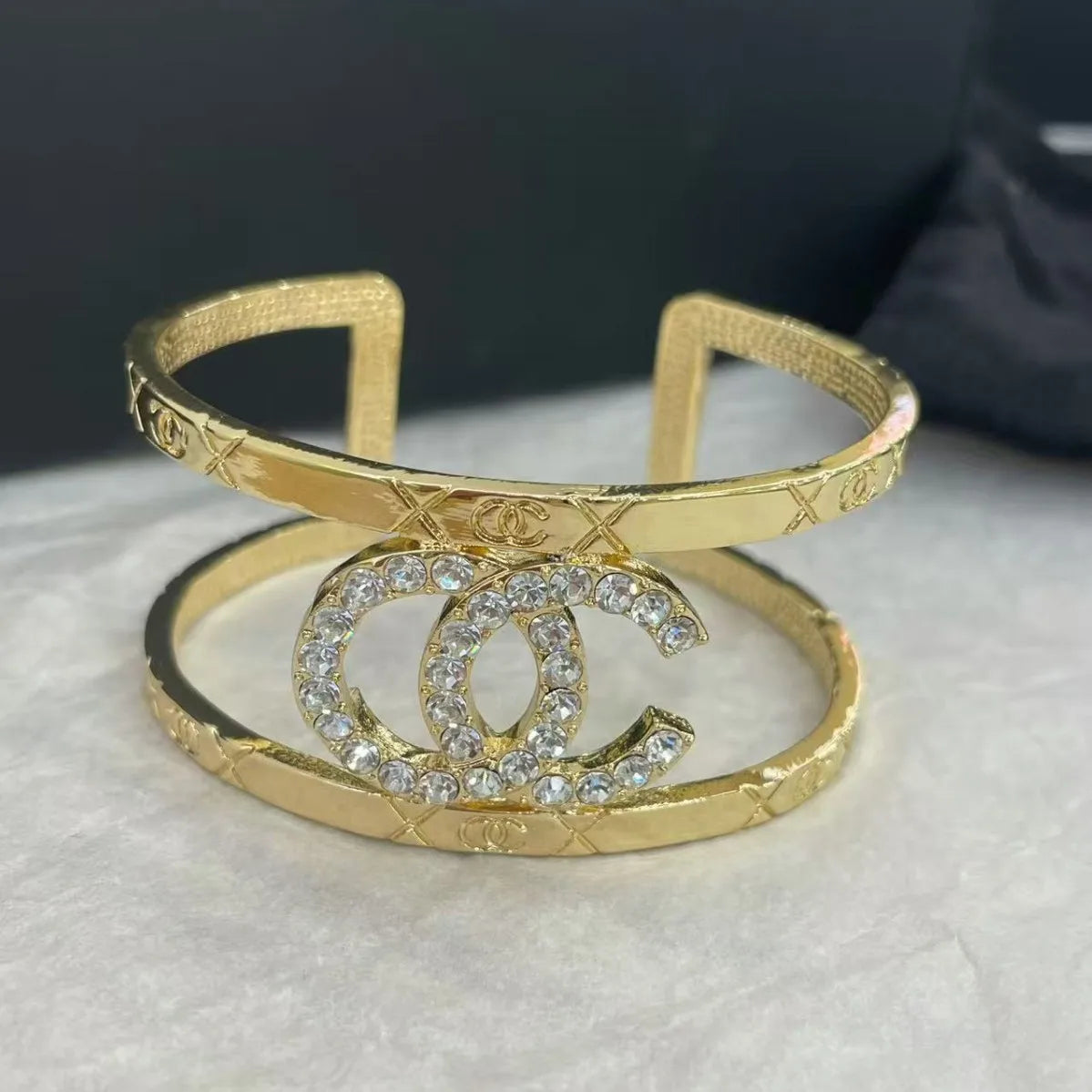 Pulseira Feminina Dourada Vazadacom Esmalte Colorido – Estilo Luxo Elegante