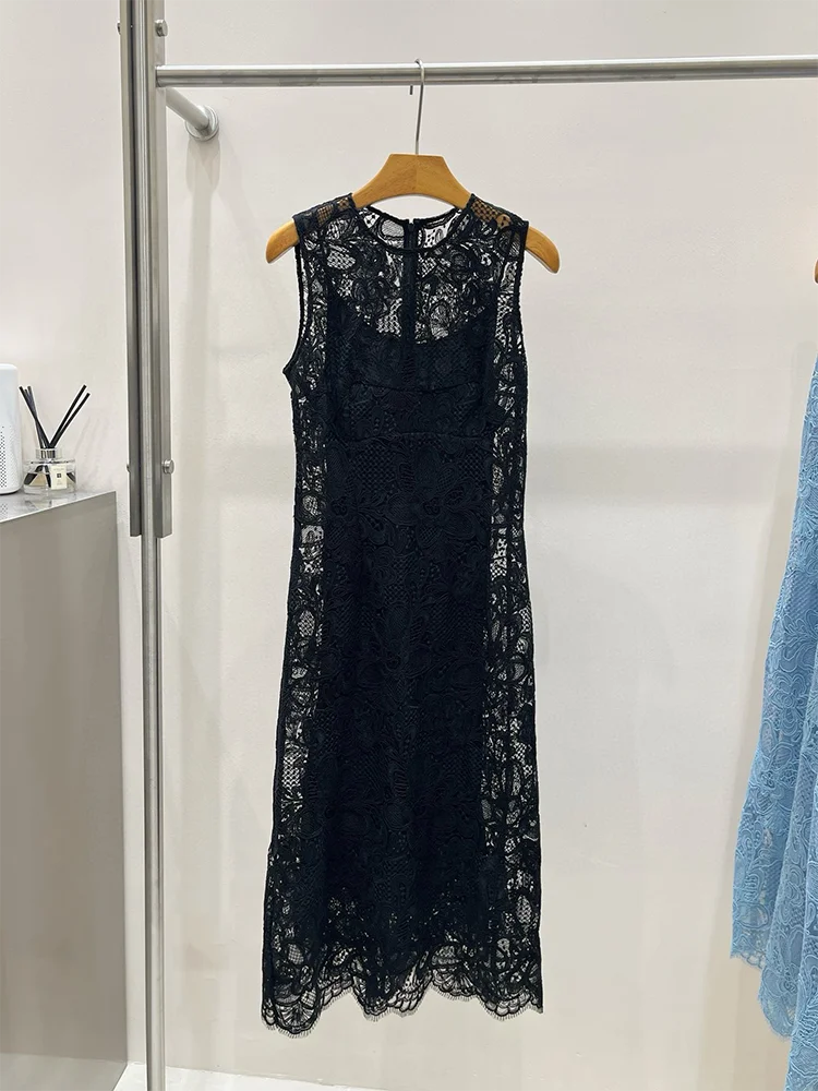 Vestido Preto com Renda, Estampa Floral e sem Mangas