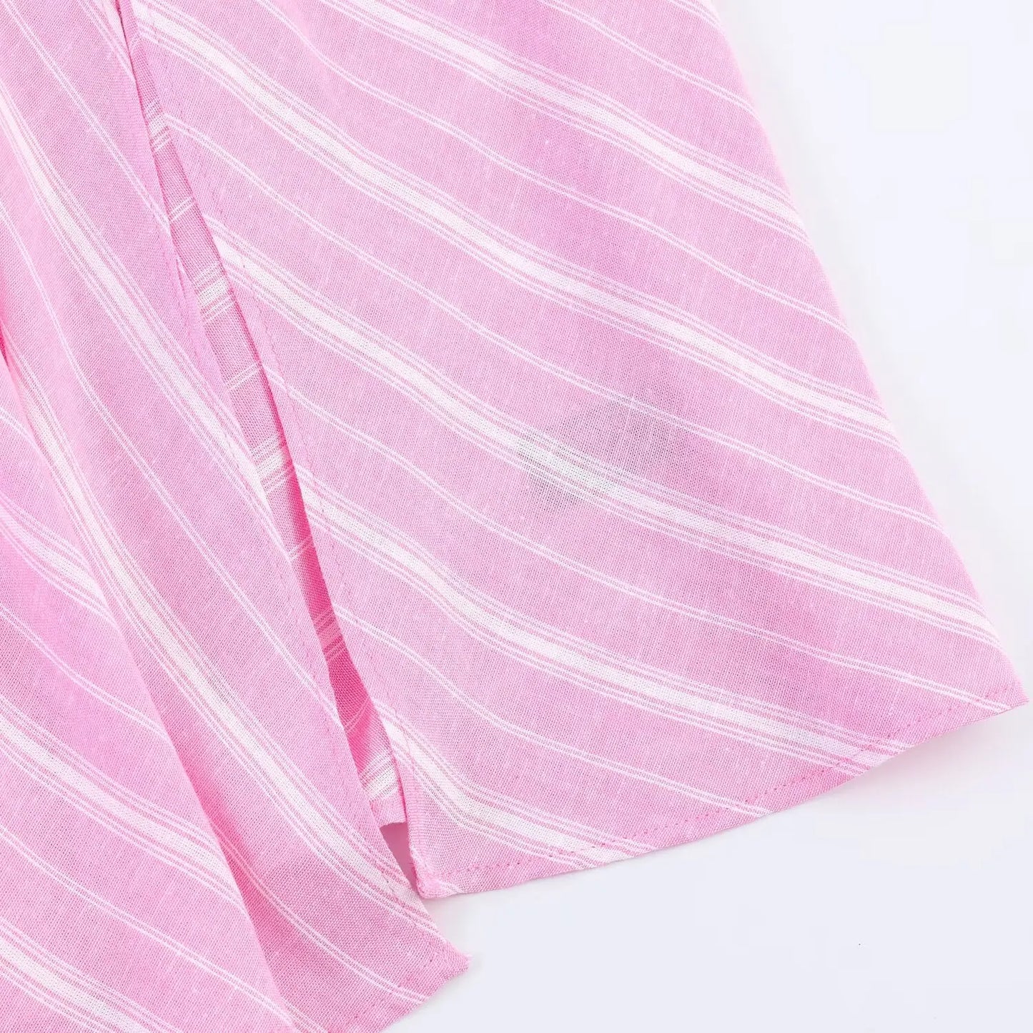 Conjunto social (2 Peças): Camisa Listrada Rosa Oversized de Manga Longa e Saia Midi Plissada com Recorte e Zíper