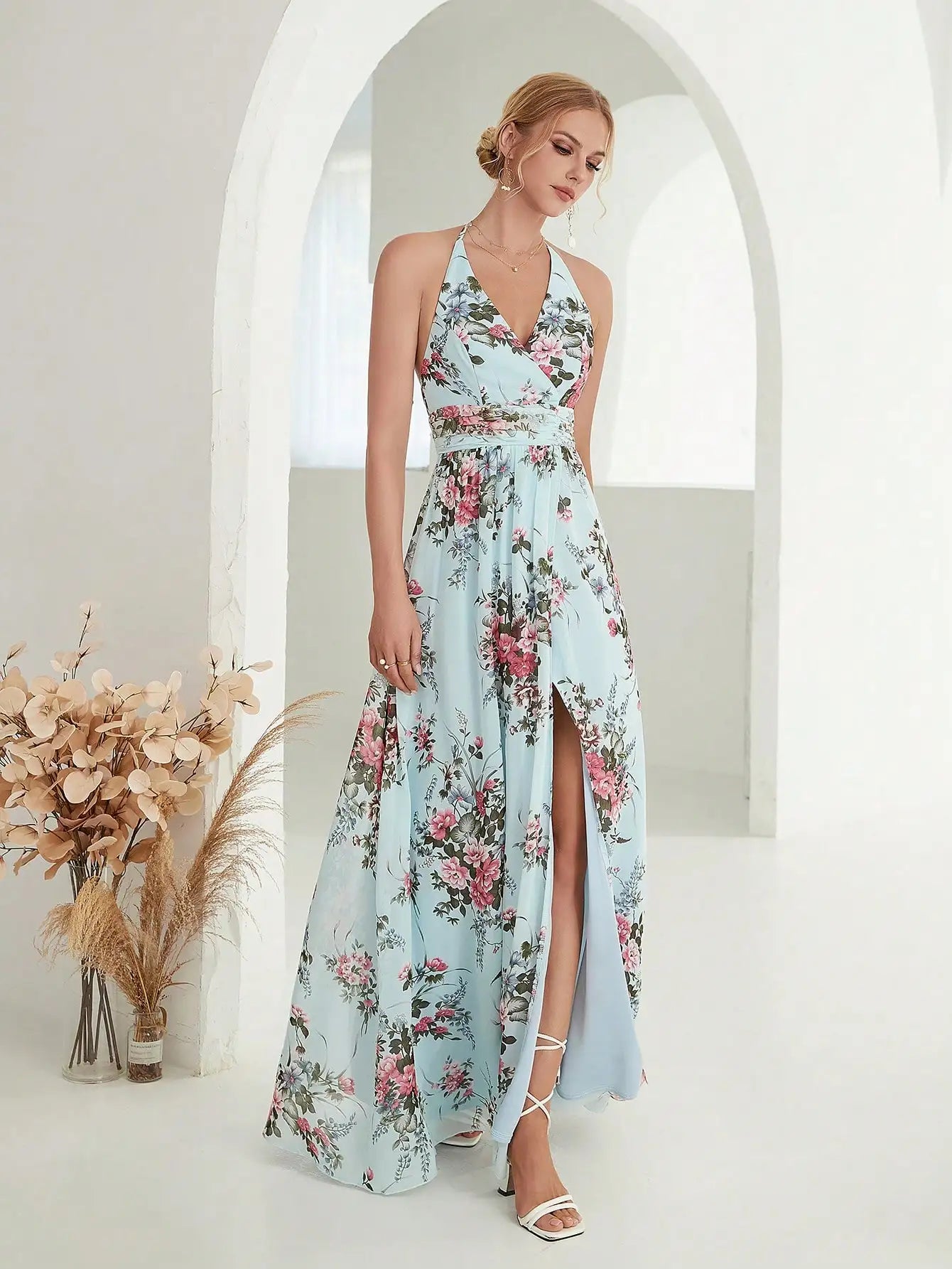 Vestido flores delicadas em v profundo com alças, halter split