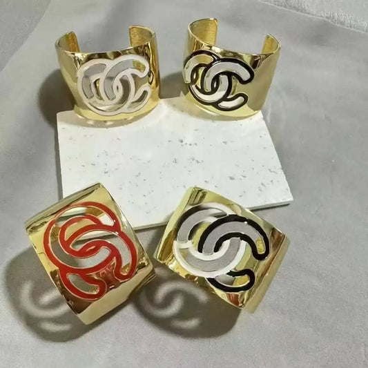 Pulseira estreita vazada com esmalte dourado, brincos coloridos e modernos, estilo clássico e visual luxuoso. Joias leves em liga metálica.