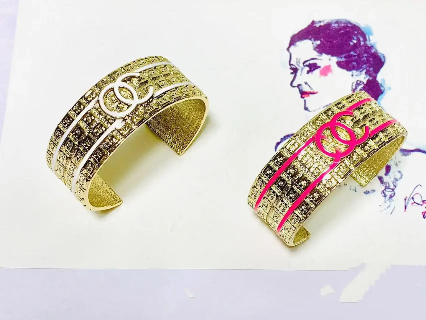 Pulseira estreita vazada com esmalte dourado, brincos coloridos e modernos, estilo clássico e visual luxuoso. Joias leves em liga metálica.