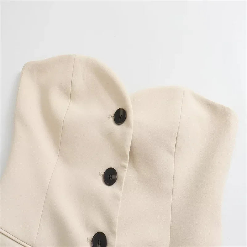 Sutiã elegante e moderno, sem alças, com abotoamento simples e cintura ajustada,  poliéster