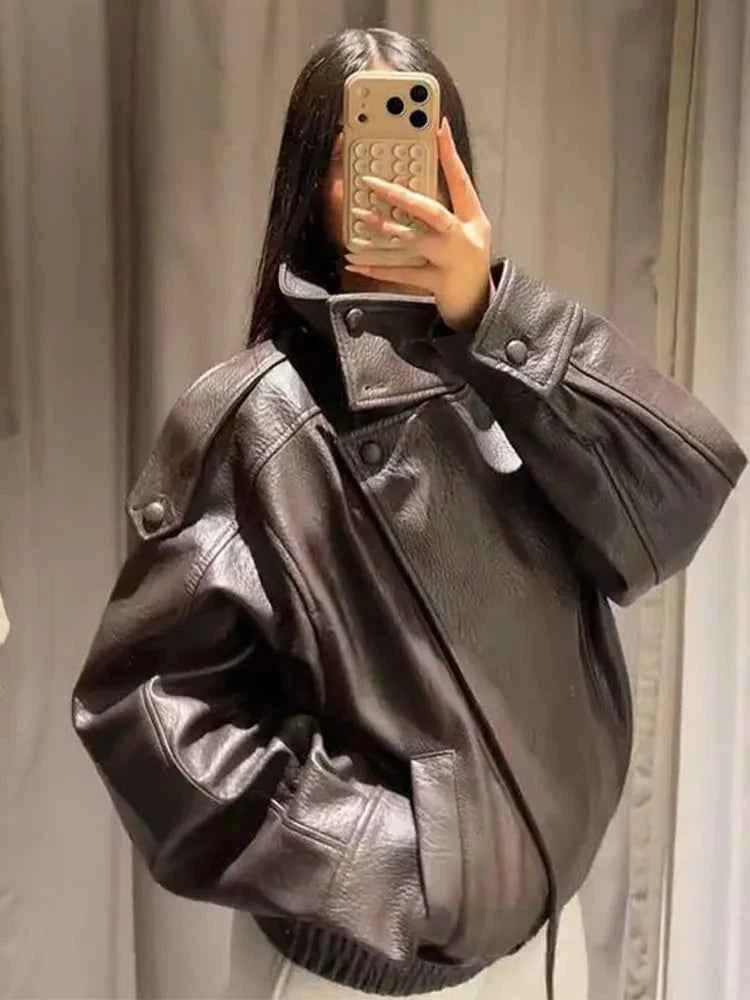 Jaqueta Couro  Marrom e Preta, Manga Longa, Gola Alta, Modelagem Ampla e Encorpada – Estilo Motoqueiro/Streetwear