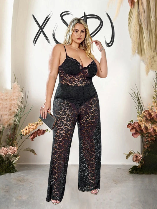 Macacão Feminino de Modelagem Reta com Renda e Recortes Vazados