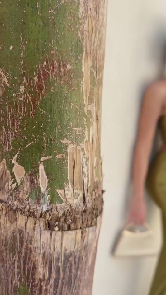 Vestido Longo Valéria com Recortes Laterais, Fenda e Detalhe em Strass – Cravo Rose