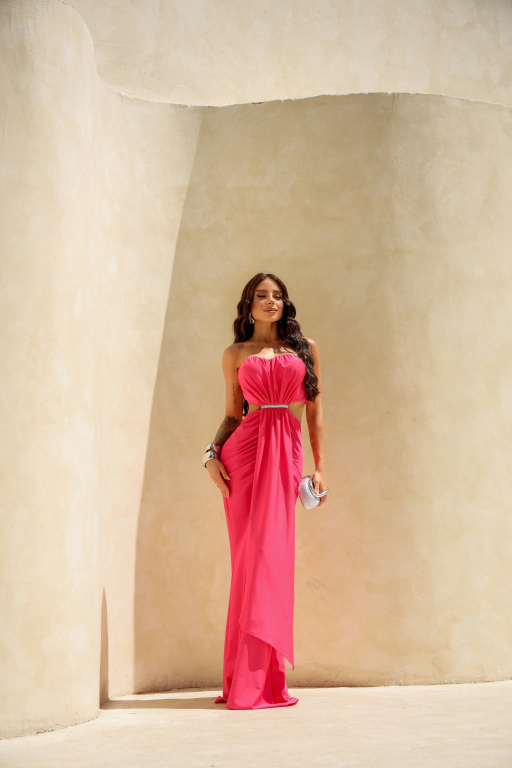 Vestido Longo Valéria com Recortes Laterais, Fenda e Detalhe em Strass – Cravo Rose