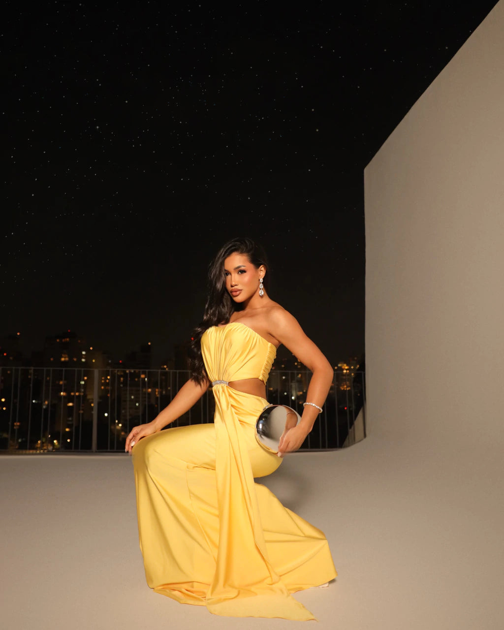 Vestido Longo Valéria com Recortes Laterais, Fenda e Detalhe em Strass – Cravo Rose