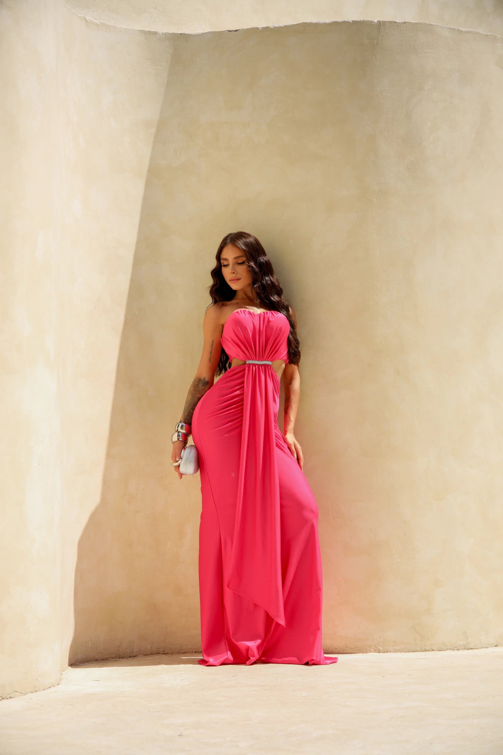 Vestido Longo Valéria com Recortes Laterais, Fenda e Detalhe em Strass – Cravo Rose